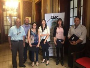 Los flamantes matriculados a la salida del Acto de Entrega de Matrículas en el hall central del Colegio Médico, junto al Sr. Secretario General y Sr. Presidente.