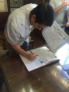 El Médico ÁNGEL, Nicolás firma el Libro de Actas de Matrículas y recibe la Matrícula Profesional Provincial 2.513